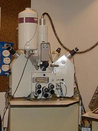Photo of an electron microscope.