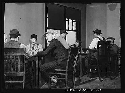 Fort Madison, Iowa. Atchison, Topeka and Santa Fe Railroad men playing cards in the reading room.